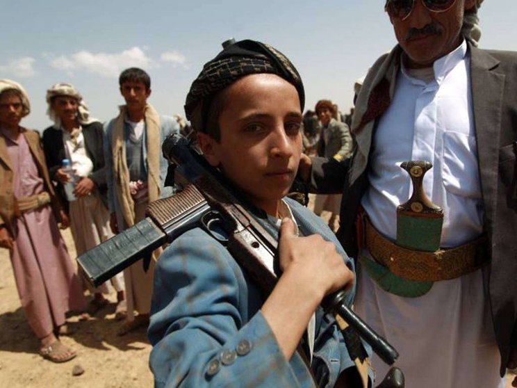 En la crisis de Yemen los niños cambian sus libros por Kalashnikovs (Independent)