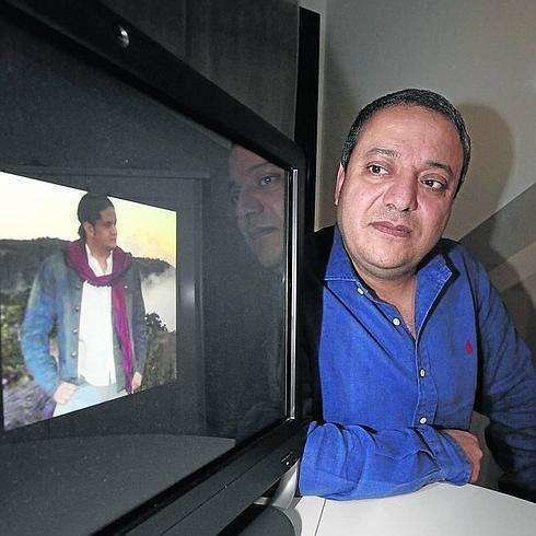 El anestesista del hospital de Cabueñes con una imagen de su hermano.