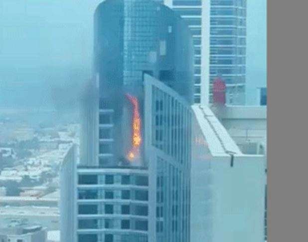 Una imagen de Twitter del incendio en Business Bay de Dubai.