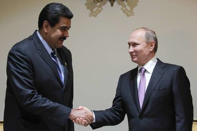 Maduro saluda a Putin en la III Cumbre de Exportadores de Gas celebrada en Teherán.