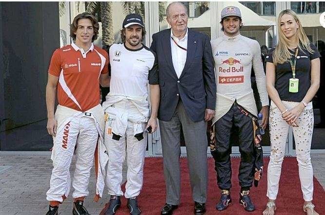 El rey Juan Carlos con los pilotos de Fórmula Uno españoles.