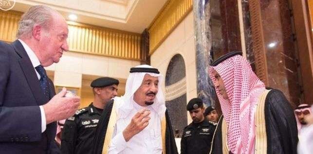El rey Juan Carlos conversa con el rey de Arabia Saudita.