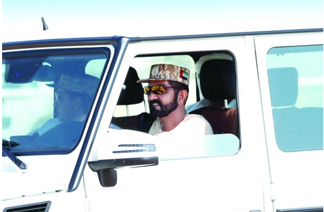 El gobernador de Dubai acudió al maratón conduciendo su propio coche.