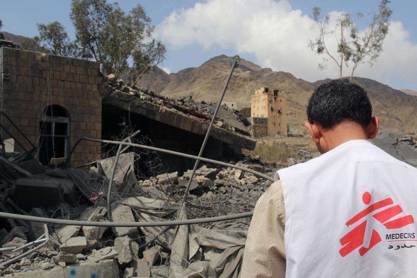 Personal de MSF frente al hospital destruido por ataques aéreos en Yemen. Foto: Médicos Sin Fronteras