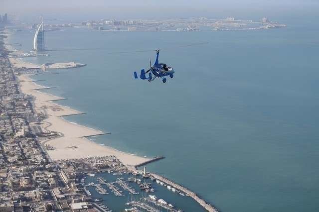 Una imagen de un autogiro en la playa de Dubai.