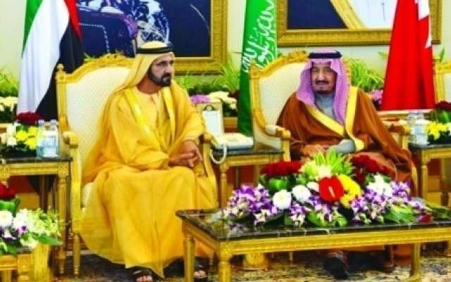 El gobernador de Dubai y el rey de Arabia Saudita durante la Cumbre del CCG.