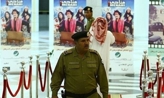 Una imagen del año 2012 donde un policía saudí vigila la entrada de un lugar de proyección de películas.