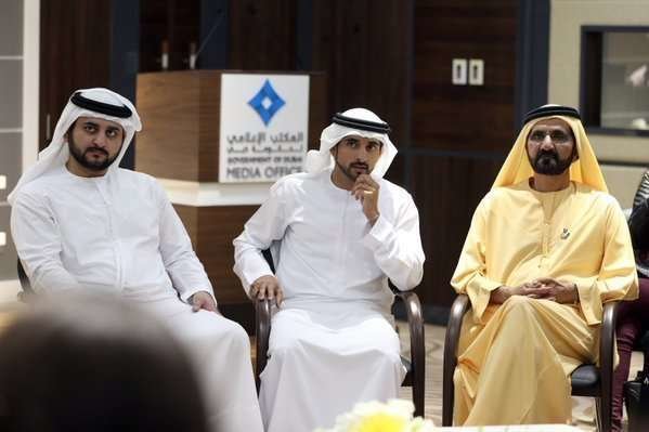 El jeque Al Maktoum con el príncipe heredero de Dubai y otro de sus hijos.