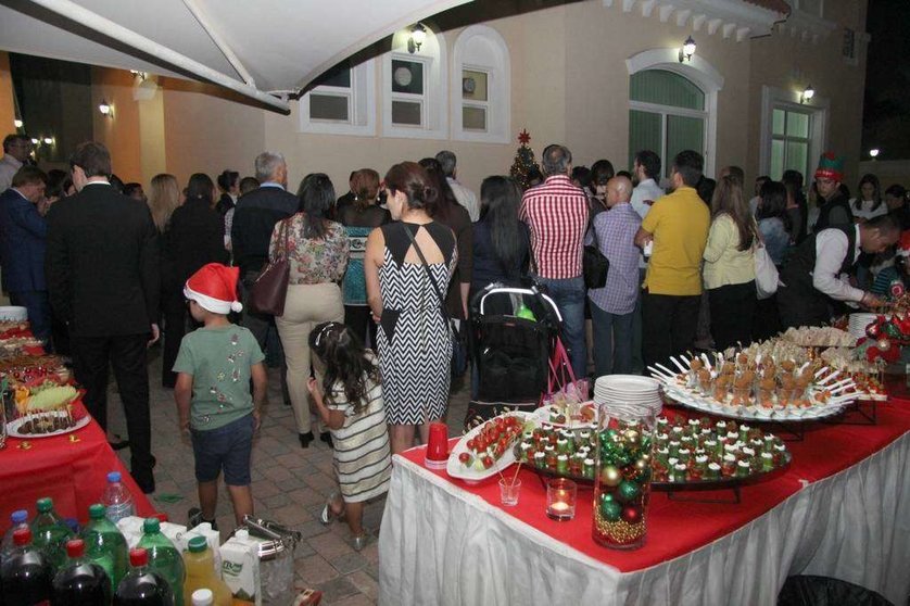 Perspectiva de los asistentes durante la celebración de la Novena de Navidad de Colombia en Abu Dhabi. (EL CORREO DEL GOLFO)