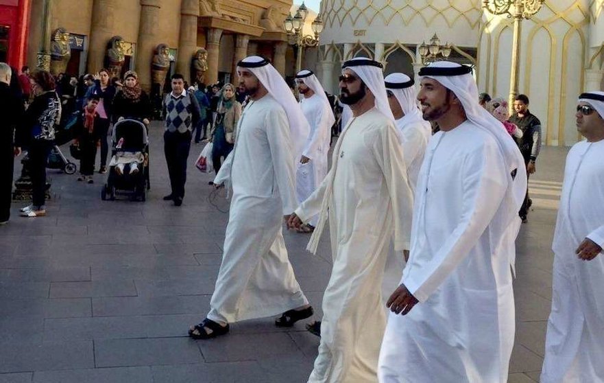 El jeque Mohammed bin Rashid Al Maktoum, durante su visita este lunes a Global Village. (‏@DXBMediaOffice)