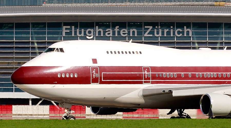 Un avión de Qatar en el aeropuerto suizo.