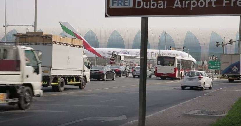 Carretera de acceso al Aeropuerto DXB en Dubai.