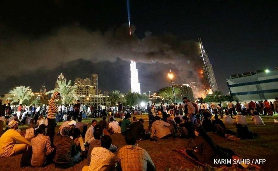 A la espera de los fuegos artificiales en el Burj Khalifa. (AFP)