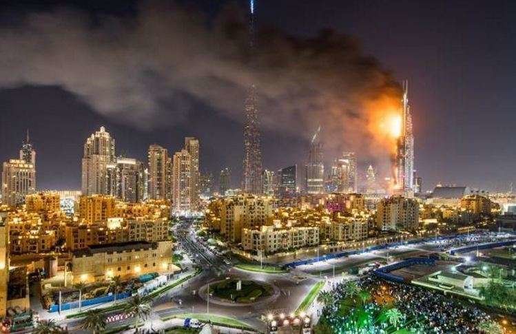 Perspectiva del centro de Dubai con el hote The Address incendiado a la derecha. (Twitter)