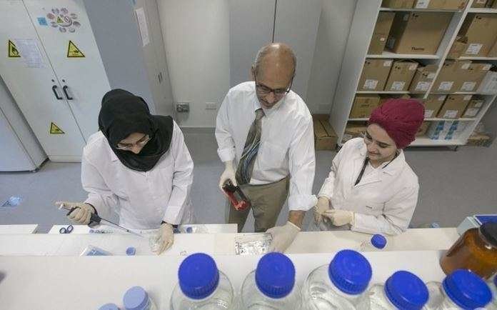En el centro de la imagen el doctor Amin en el laboratorio.