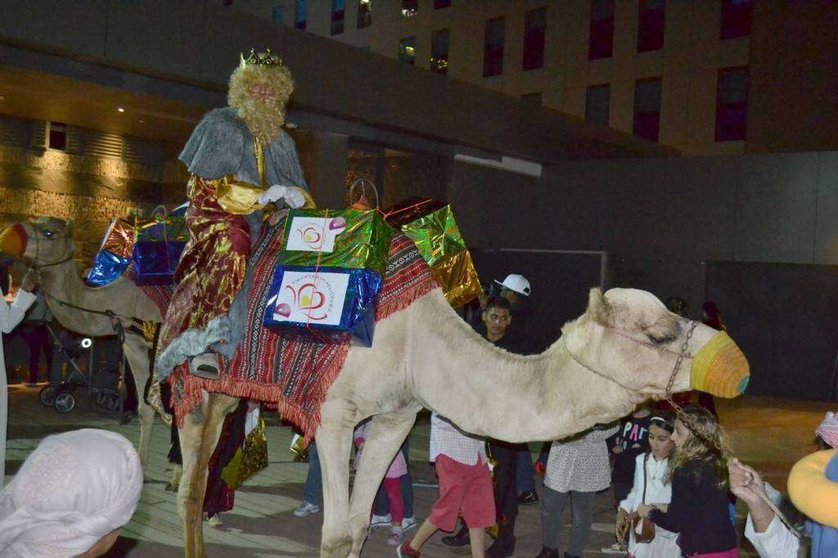 El Rey Gaspar llega en camello a Abu Dhabi.