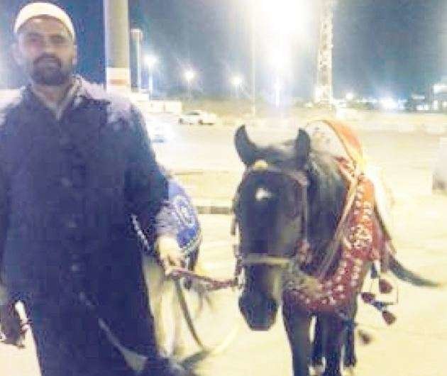Una mula junto a su dueño en La Meca.