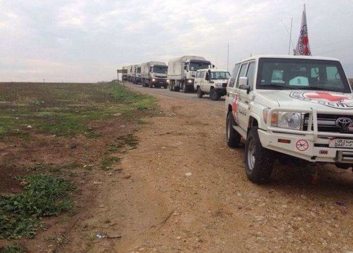 Una imagen de los vehículos con productos de primera necesidad en Siria.