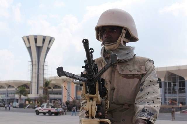 Un soldado vigila en el Aeropuerto Internacional de Adén.