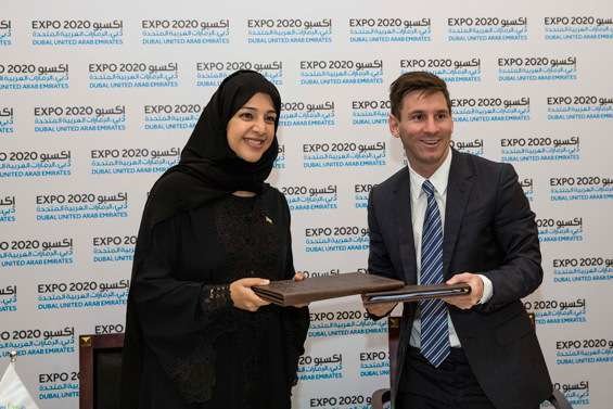 Reem Al Hashimy, directora general de la Expo 2020 junto a Lionel Messi. 