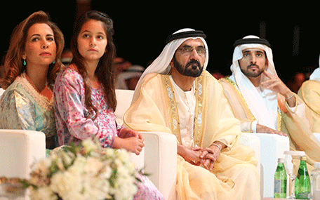La princesa Haya junto a su hija, el gobernador de Dubai y el jeque Hamdan.