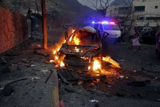 Estado del vehículo tras el ataque suicida en Adén.