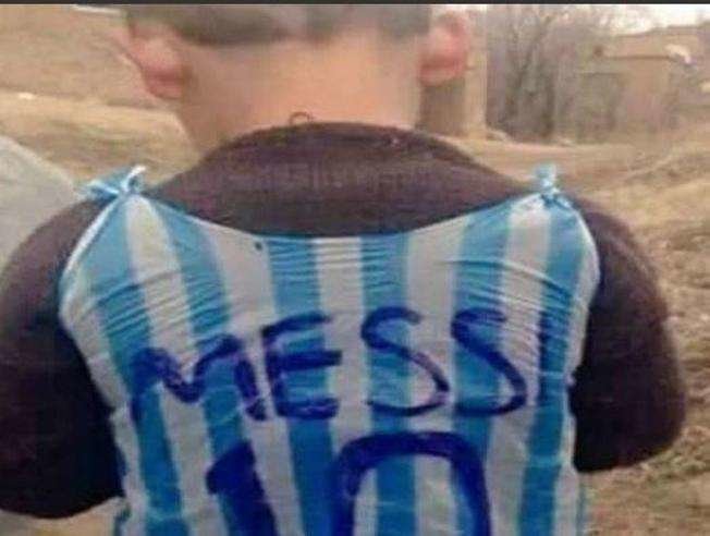 El niño con la particular camiseta del jugador argentino.