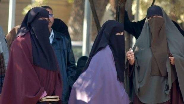 Tres estudiantes ataviadas con niqab.