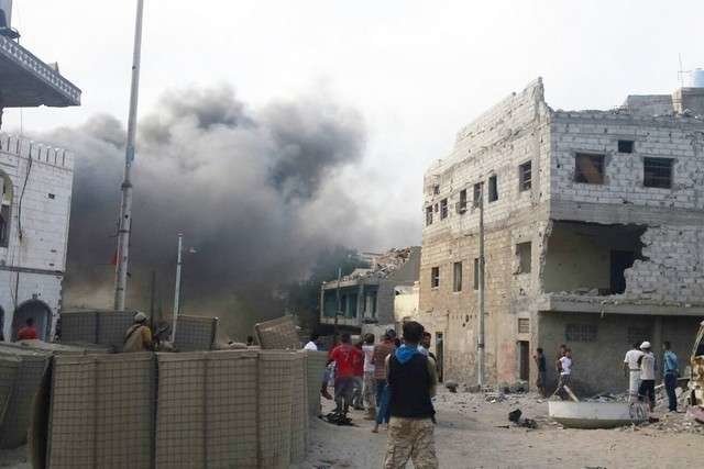 Imagen de la explosión en el palacio presidencial de Adén.