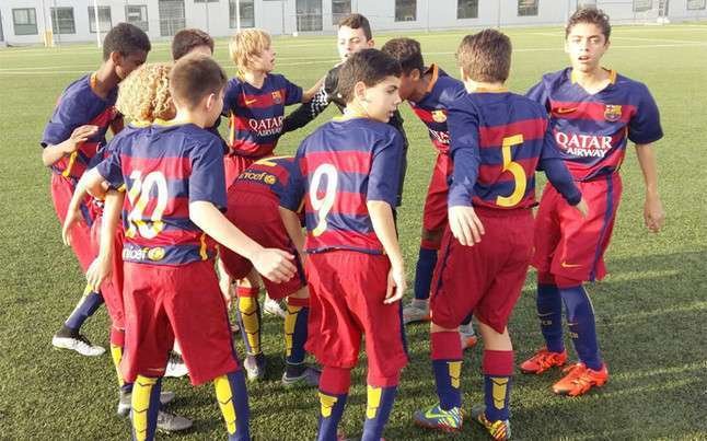 Los jugadores del infantil B barcelonista antes del inicio de un partido.