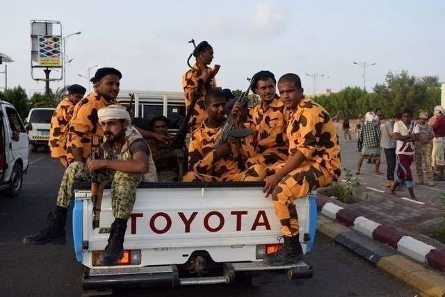 Miembros del cuerpo de seguridad yemení por las calles de Adén.