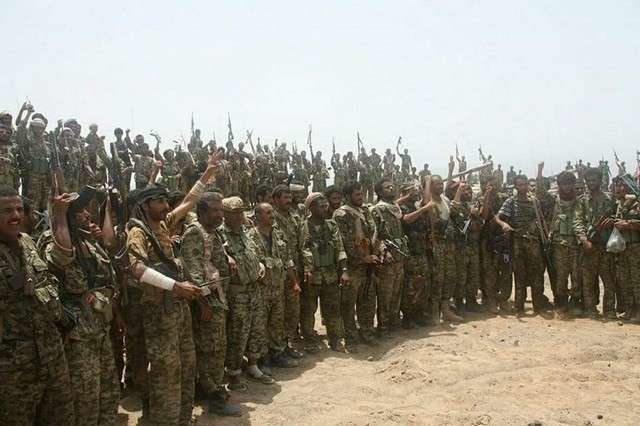 Imagen de un grupo de soldados y oficiales del ejército de la resistencia en Yemen.