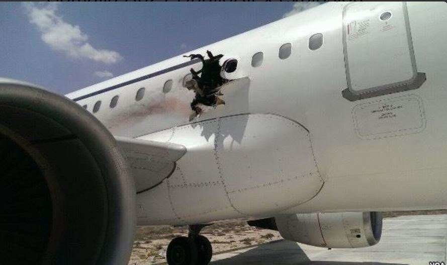 Imagen del daño ocasionado en el avión por la explosión.