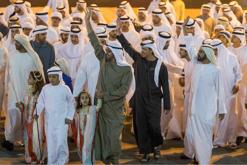 Los gobernantes de Emiratos durante el recorrido por el Festival de Qasr Al Hosn de Abu Dhabi.