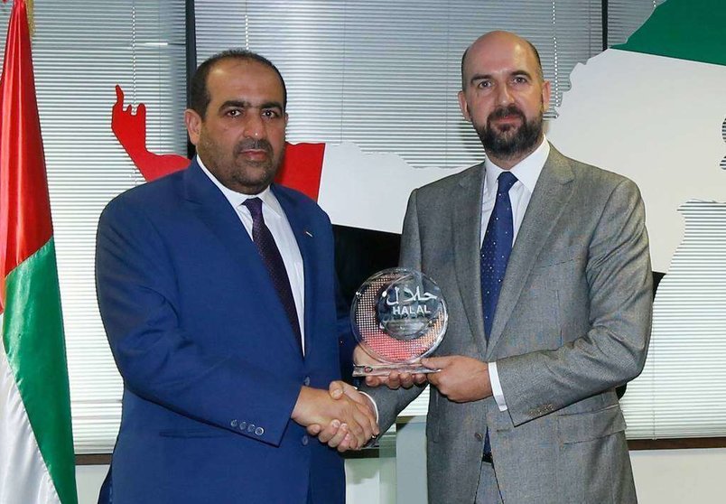 El ministro de Medio Ambiente y Aguas de Emiratos Árabes Unidos entrega el certificado a Ricardo Fisas. (Bernabé Cordón)