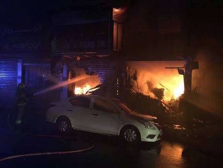El fuego destruyó diez tiendas de ropa.