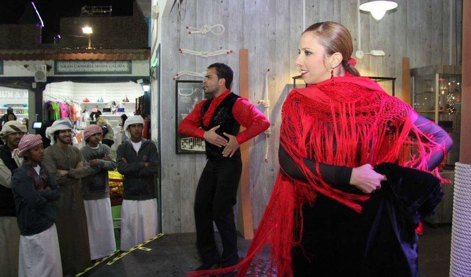 Beatriz Bartha y Jonatan Molina, sobre el escenario del Pabellón de España en Global Village. (EL CORREO DEL GOLFO)