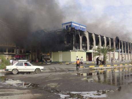 El humo se eleva desde un centro comercial después de los enfrentamientos en Adén.