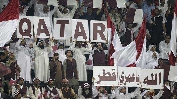 Aficionados de Qatar durante un encuentro de fútbol.