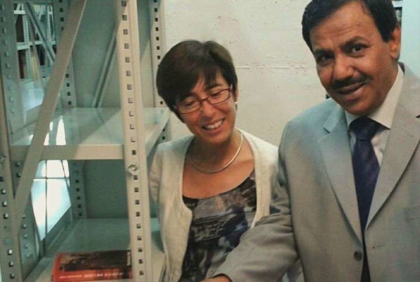 Luisa Mora, en el depósito de la Biblioteca Islámica con el embajador de Kuwait en España, Sulaiman Abdullah Al-Harbi.