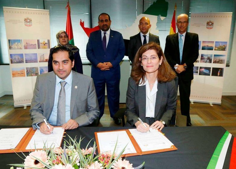 Abdulla Abdelqader Al Maeeni y Beatriz Rivera durante la firma del acuerdo (cedida). 