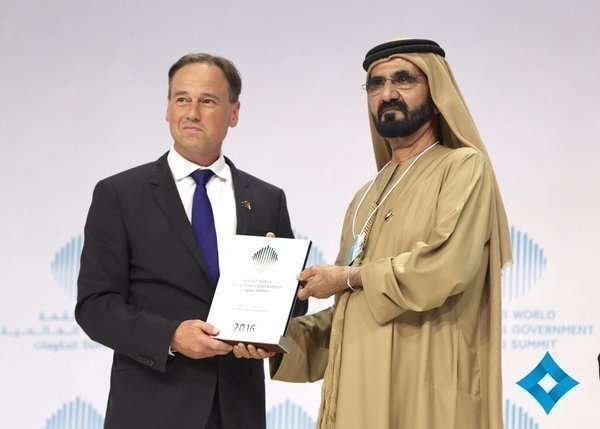 El jeque Al Maktoun durante la entrega del premio al ministro australiano.