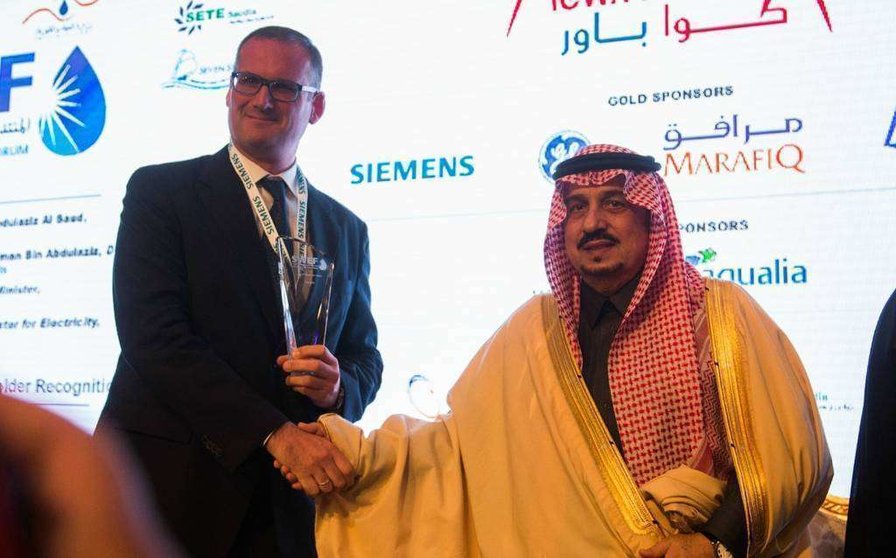 El príncipe Faisal bin Bandar bin Abdulaziz Al Saud, entrega  el galardón a Javier Díaz. (Cedida)