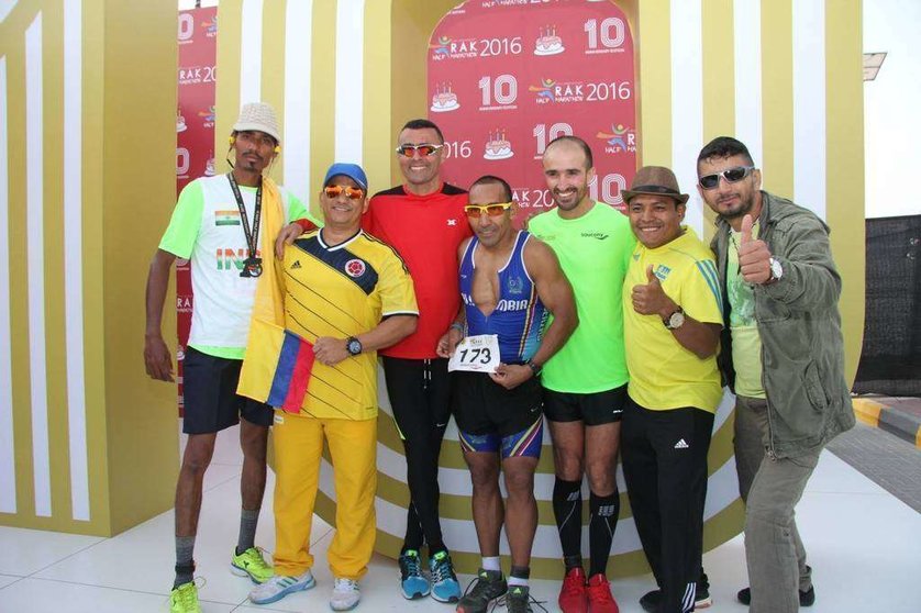 Los atletas hispanos han hecho un buen papel en la Media Maratón de RAK, entre ellos el español Zouak Ziani Mohamed -de rojo- y el colombiano Francisco Santos -de verde-. (EL CORREO)