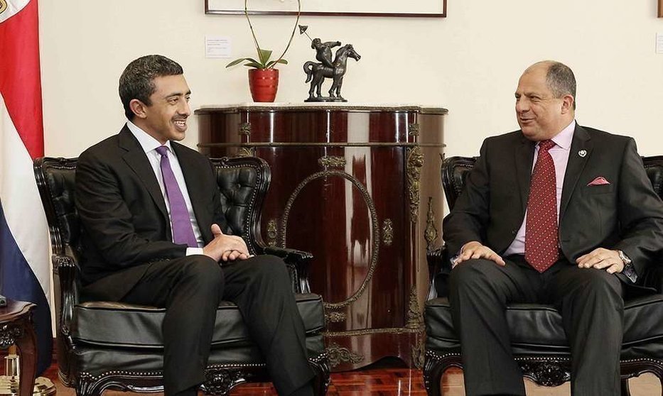 El presidente de Costa Rica, Luis Guillermo Solís -derecha-, recibió al ministro de Asuntos Exteriores de Emiratos Árabes Unidos, el jeque Abdullah bin Zayed al Nahyan, en la Casa Presidencial. (Efe)