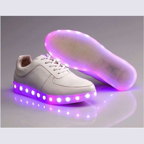 El Ayuntamiento de Dubai desmiente que haya riesgo para la salud por calzar zapatos con luces.