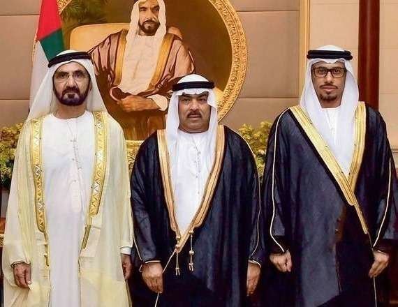 El jeque Al Maktoum junto a dos de los nuevos embajadores designados. (Internet)