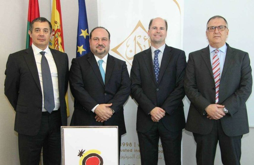 De izquierda a derecha, Miguel Nieto-Sandoval, consejero de Turismo de España en Emiratos Árabes, Jihad Faitrouni, jefe ejecutivo de Aman, e Íñigo Valcaneras, presidente de Spaincares, entre otros, tras el acto de firma del acuerdo. (EL CORREO)