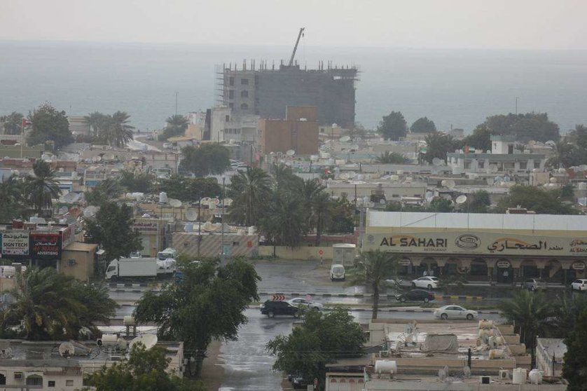 Perspectiva de la Vieja Corniche de Ras Al Khaimah bajo el temporal. (EL CORREO)
