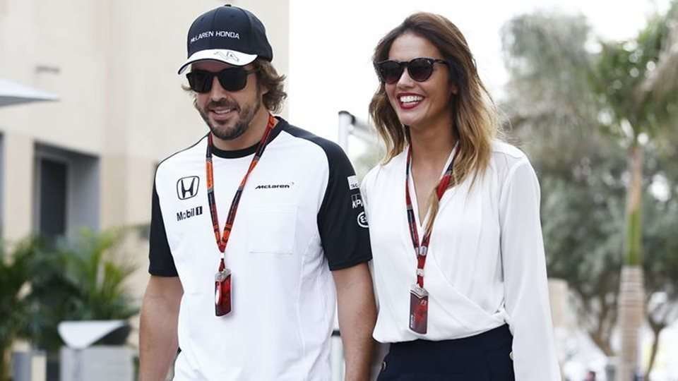 El piloto Fernando Alonso y la periodista Lara Álvarez.